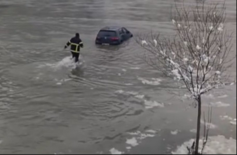 Junak iz Zvornika: Hrabri vatrogasac Rade izvukao zaglavljeni automobil iz Drine (VIDEO)